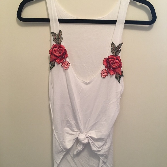 WHITE ROSE PATCHED TOP - Picture 2 of 4